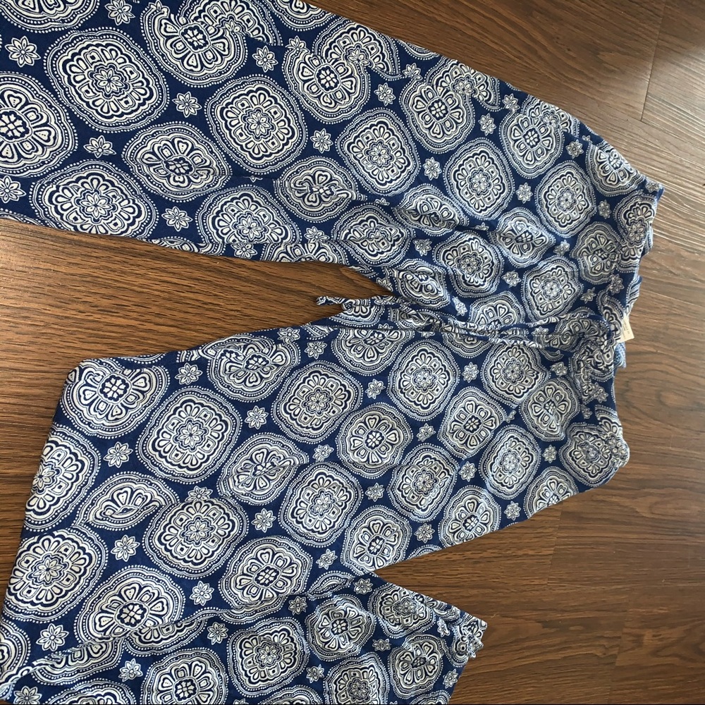 High-Waisted Patterned Pants - Picture 2 of 2